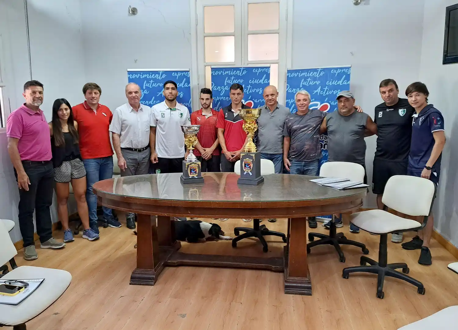 Funcionarios, entrenadores, jugadores y dirigentes, posando para la foto final.
