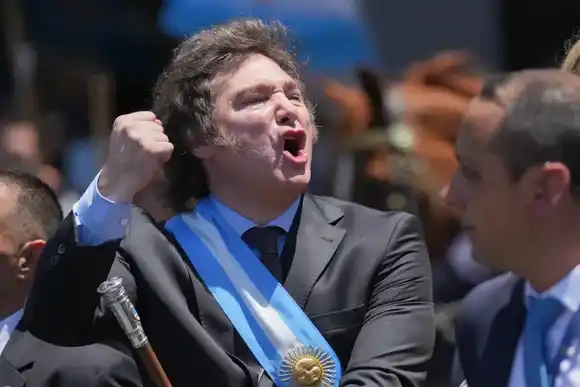 Milei tildó a Torres de "chavista" y lo exhortó a cumplir su "amenaza"