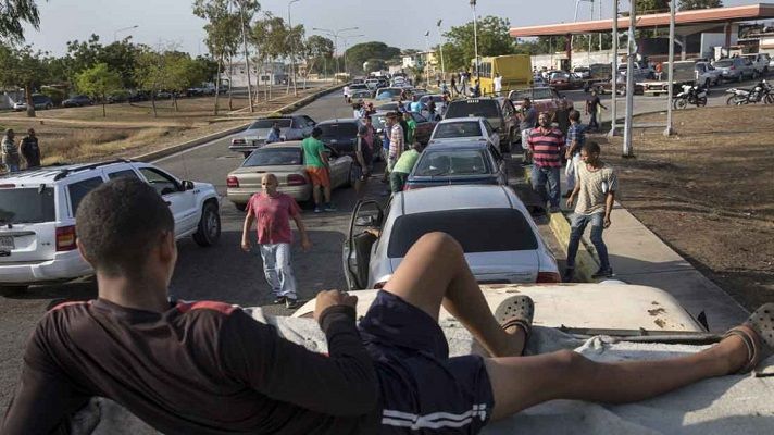 GASOLINA ESCASA estimula el mercado negro en el interior del país