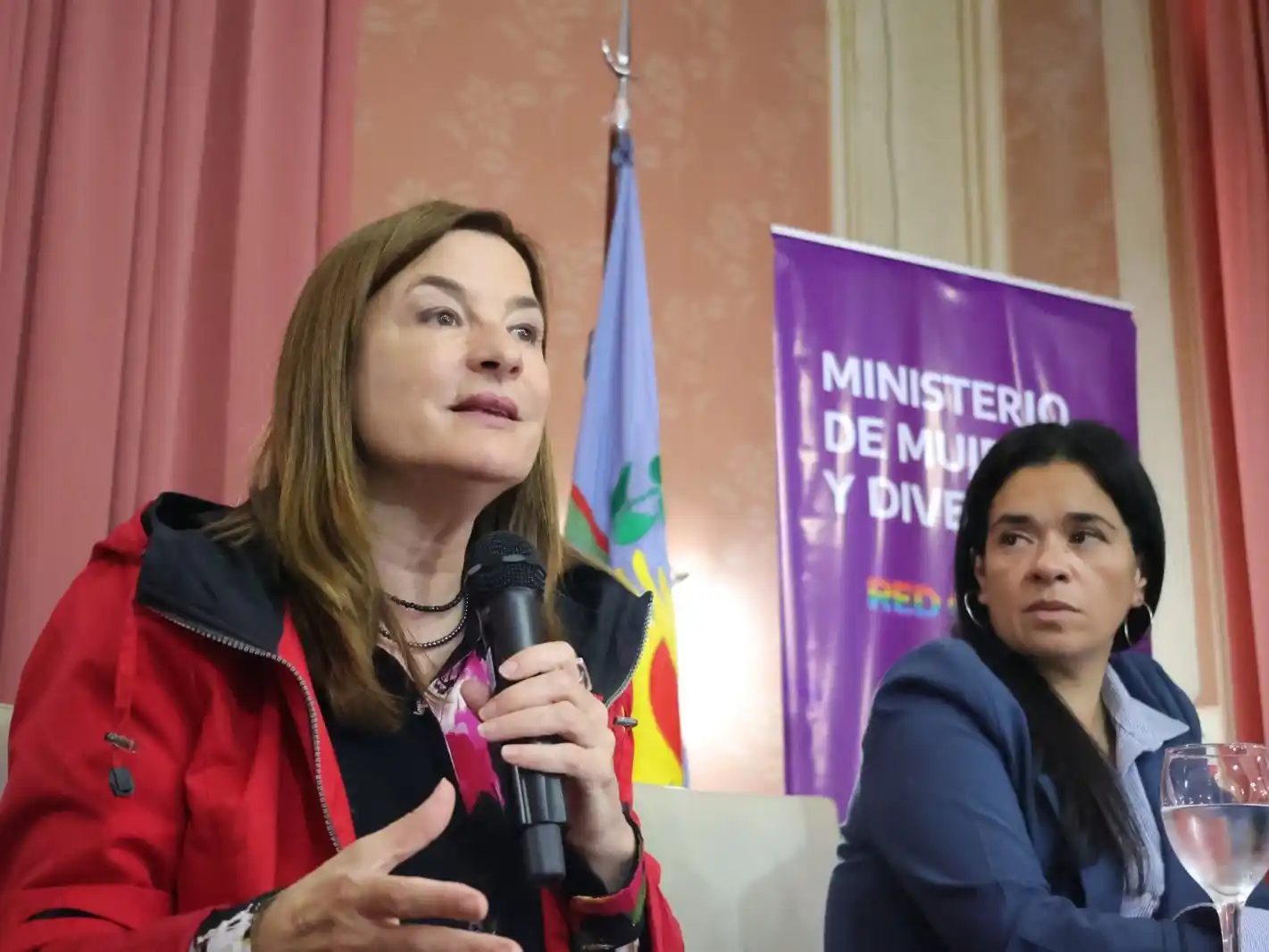 Estela Díaz, junto a la sub secretaria de Género, Laura Monfasani.