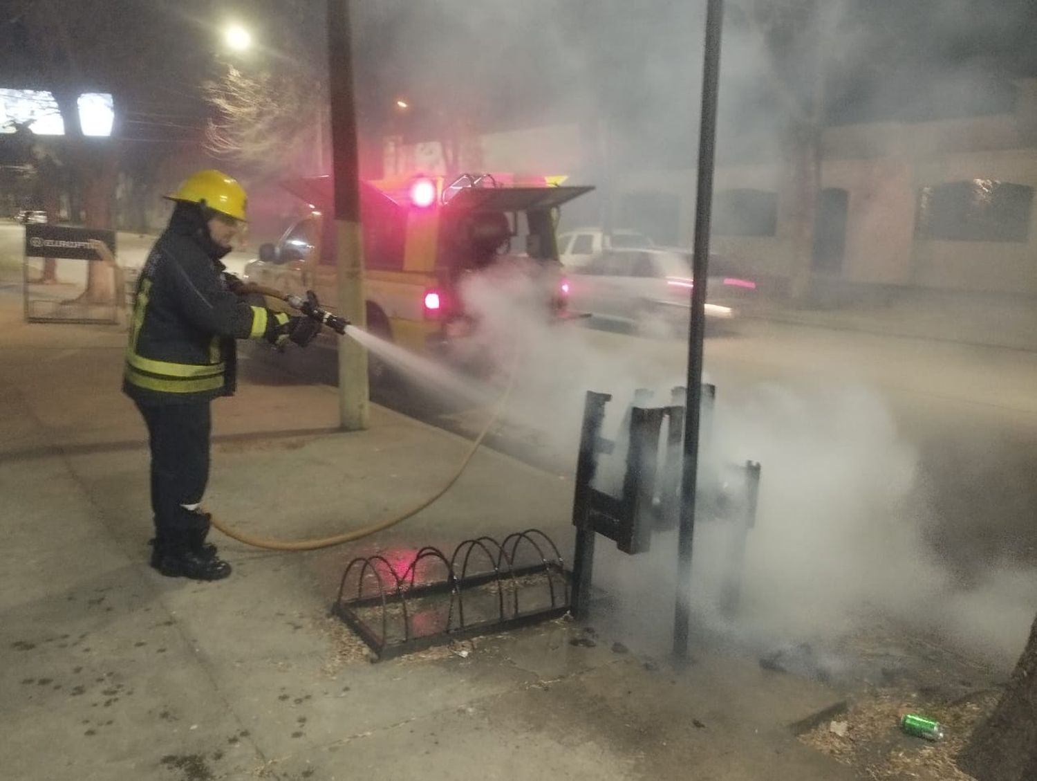 Los bomberos sofocaron las llamas en un cesto de residuos ubicado en la vía pública.