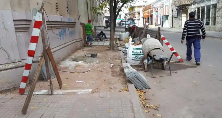 Refaccionan veredas en escuelas por más de 1.700.000 pesos