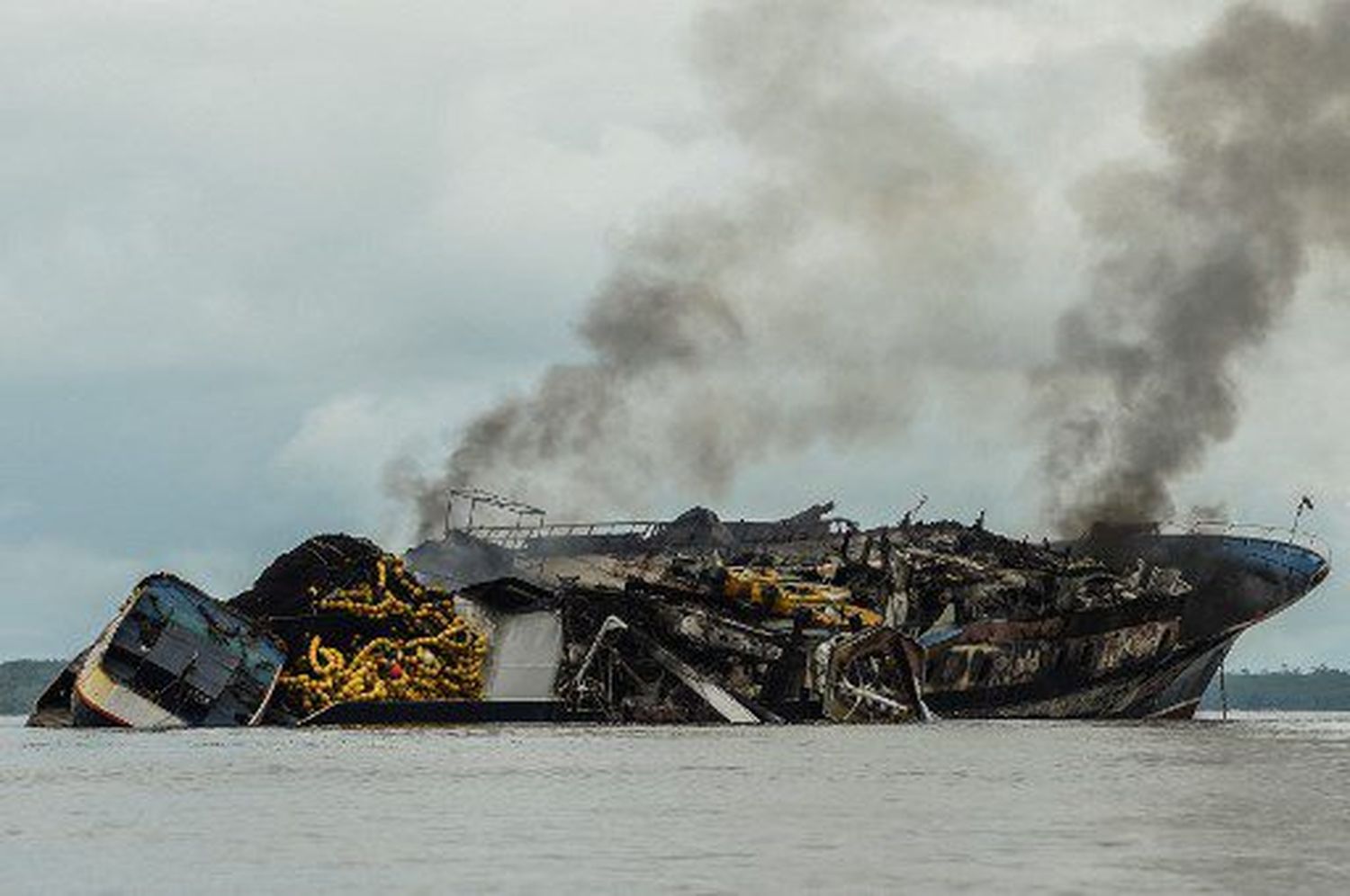 ¡POR UN INCENDIO! En Colombia rescatan 29 tripulantes de barco venezolano (+ Fotos)