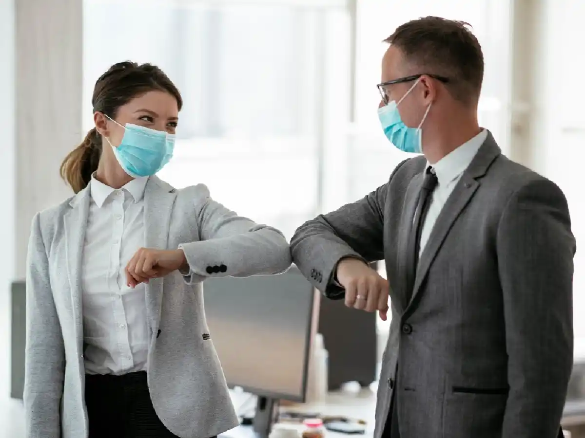 Efecto Covid: el 76% de los argentinos dejó de saludarse con un beso