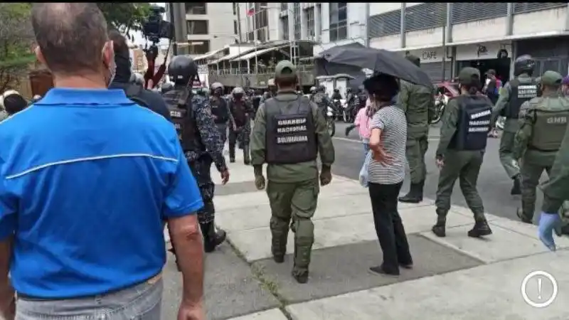 GNB y PNB agreden protesta de abuelos, detienen a Carlos Julio Rojas y golpean a periodistas