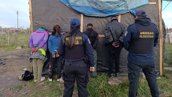 Narcomenudeo en un predio usurpado: en cuatro allanamientos secuestraron cocaína, armas y dinero