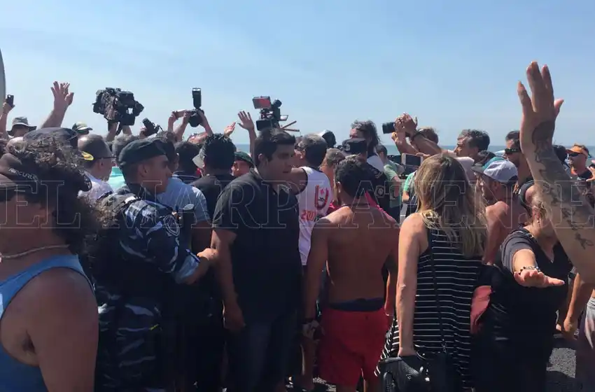 En medio de incidentes, Vidal enfrentó a guardavidas