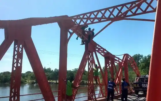 Una vez más, un hombre debió ser rescatado del puente 