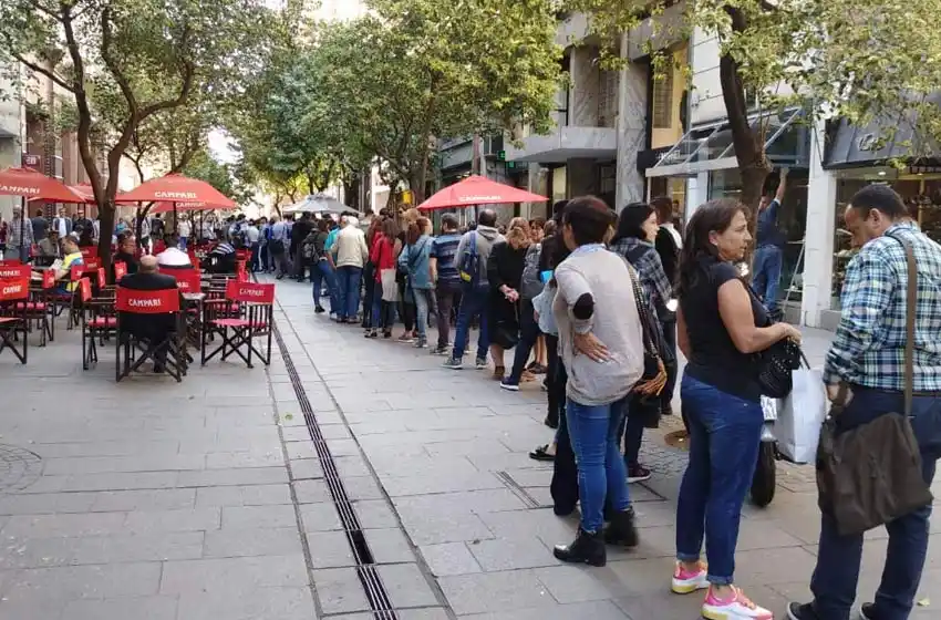 Largas colas para comprar dólares en las casas de cambio rosarinas