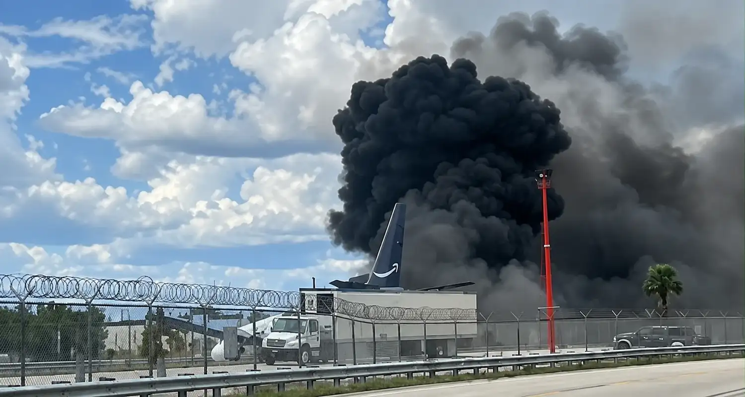 Un avión de carga se estrelló y se incendió en el aeropuerto de Miami