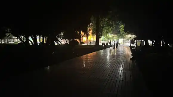 La Plaza 25 de Mayo quedó completamente a oscuras en plena noche de martes, ¿qué ocurrió?