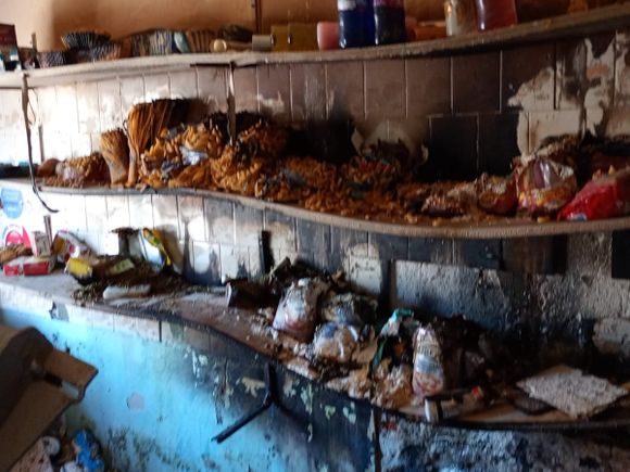 Dueños de un almacén de barrio Alvear necesitan ayuda luego de que les prendieran fuego el local y les robaran