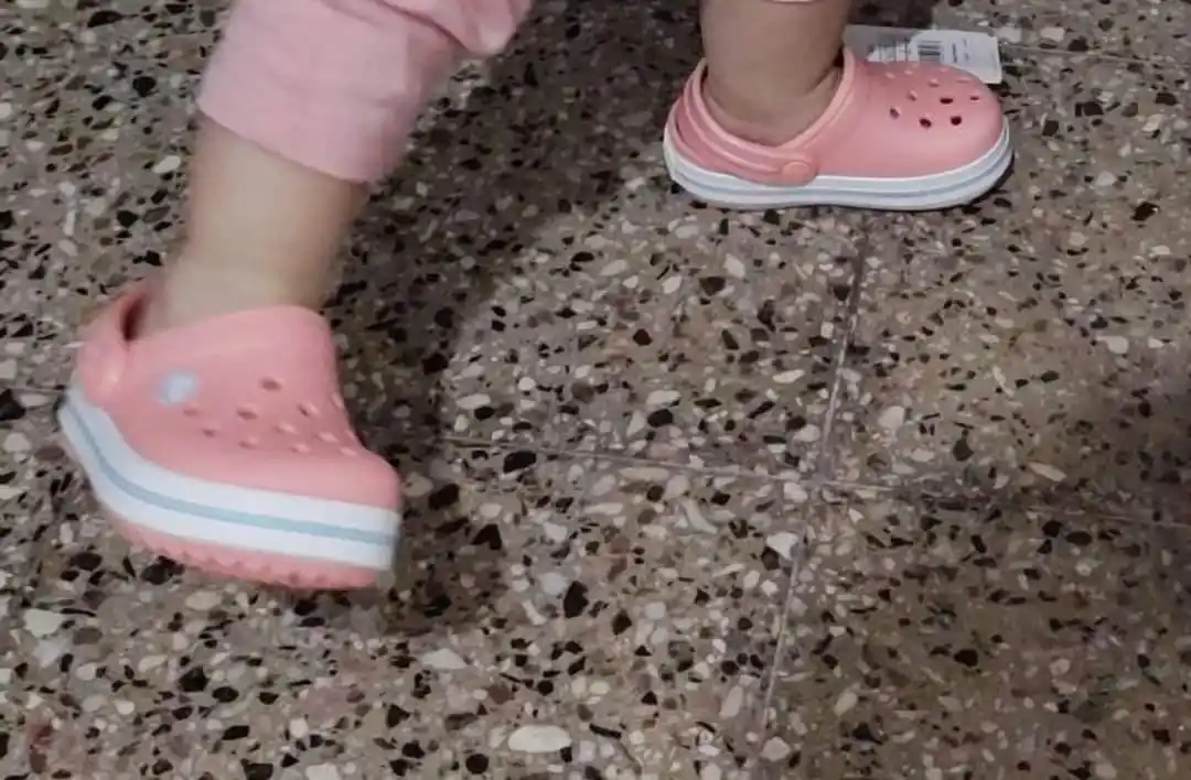 Buscan crocs perdidas