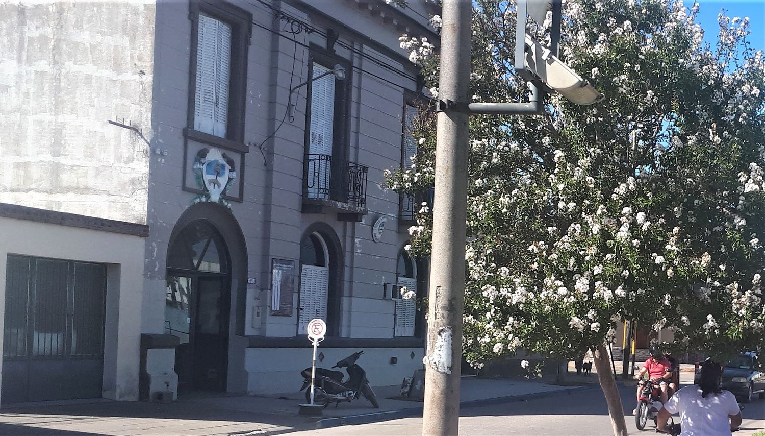 Lo detuvieron adentro de un auto al que ingresó con fines de robo