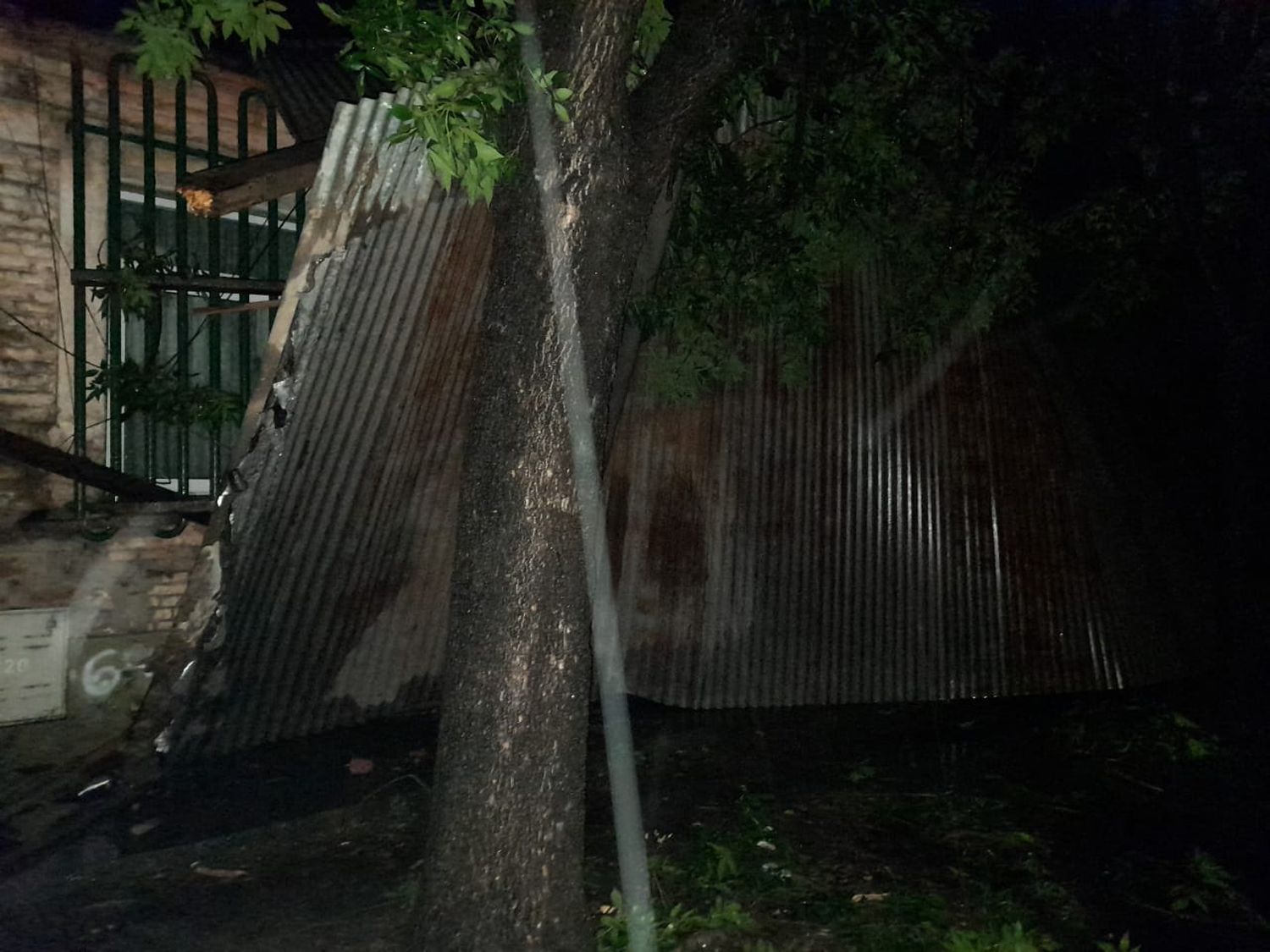 Tormenta: volaron chapas del techo del CEC 801