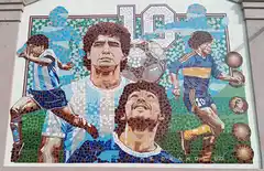 Néstor Medrano realizó mural en mosaiquismo sobre Maradona
