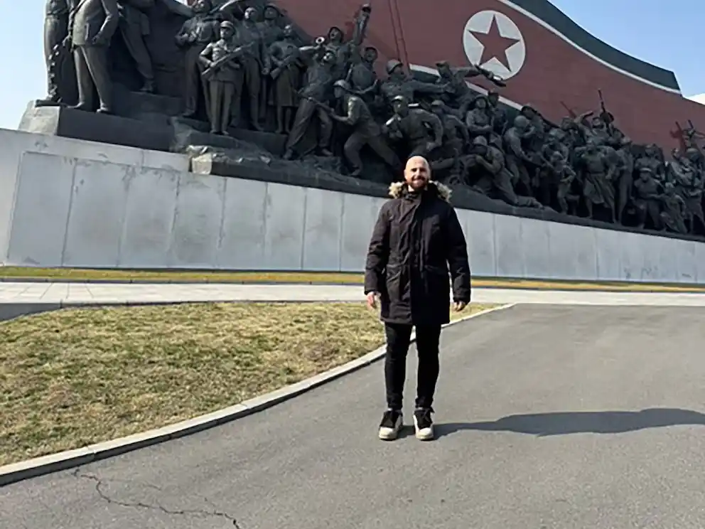 La historia del argentino que se hizo pasar por un atleta para ingresar al país más hermético del mundo
