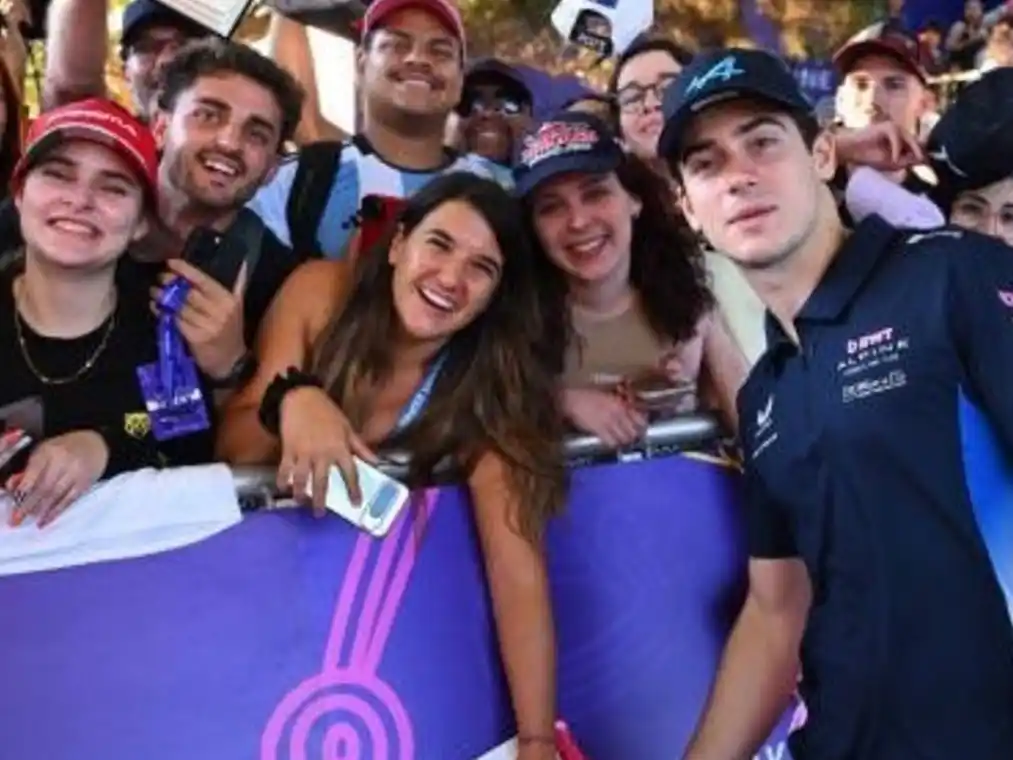 colapinto con fans  alpine