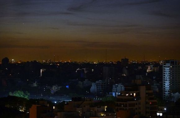 Tras el apagón masivo, volvió a restablecerse el servicio en gran parte del país