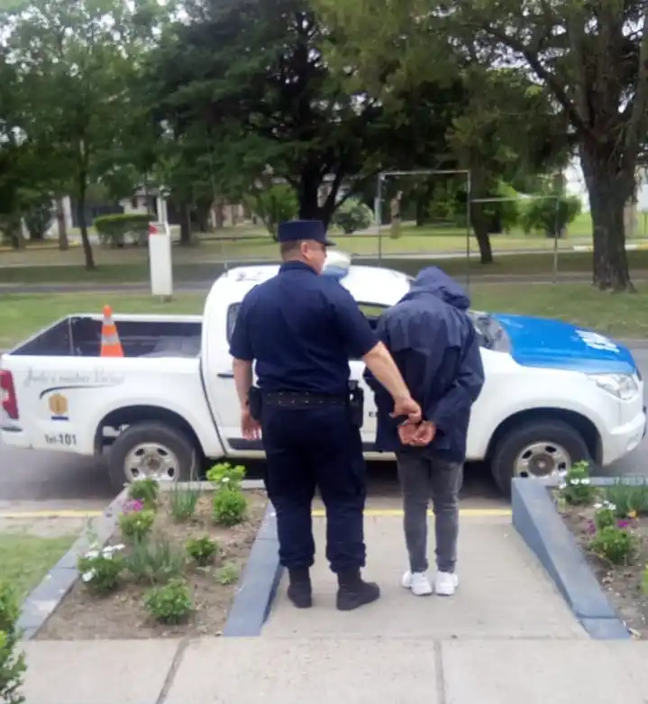 Tenía prohibido ingresar a Crespo y al querer verificar la moto terminó detenido