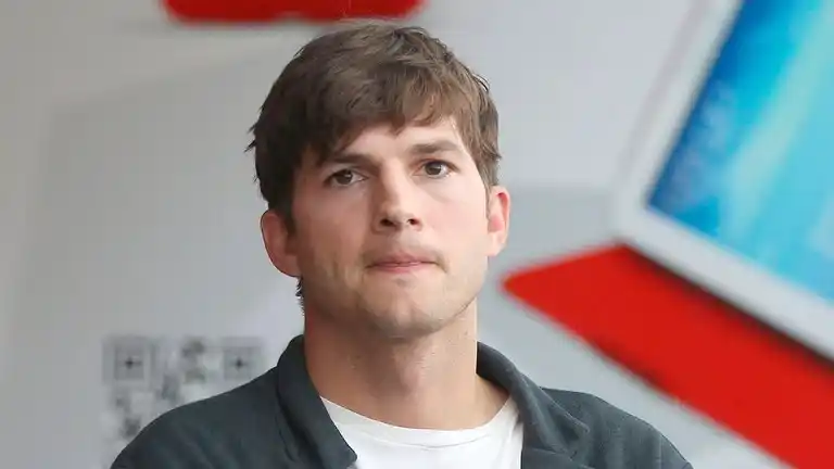 Ashton Kutcher, antes de la fama: donaba sangre para ganar dinero y estudiaba ingeniería bioquímica