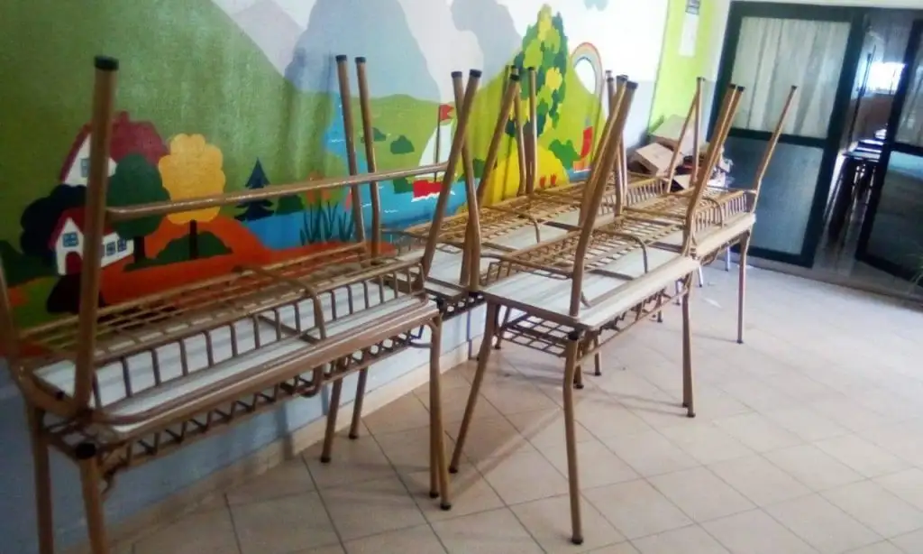 La cooperativa que repara mobiliario escolar para el Consejo fue desvinculada de esa tarea