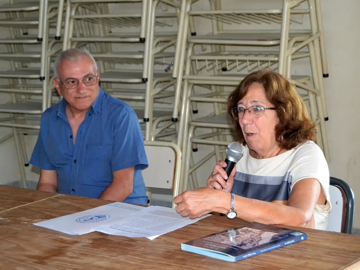 Teresa junto a Alejandro Gómez, quien realizó la presentación de la prestigiosa historiadora.