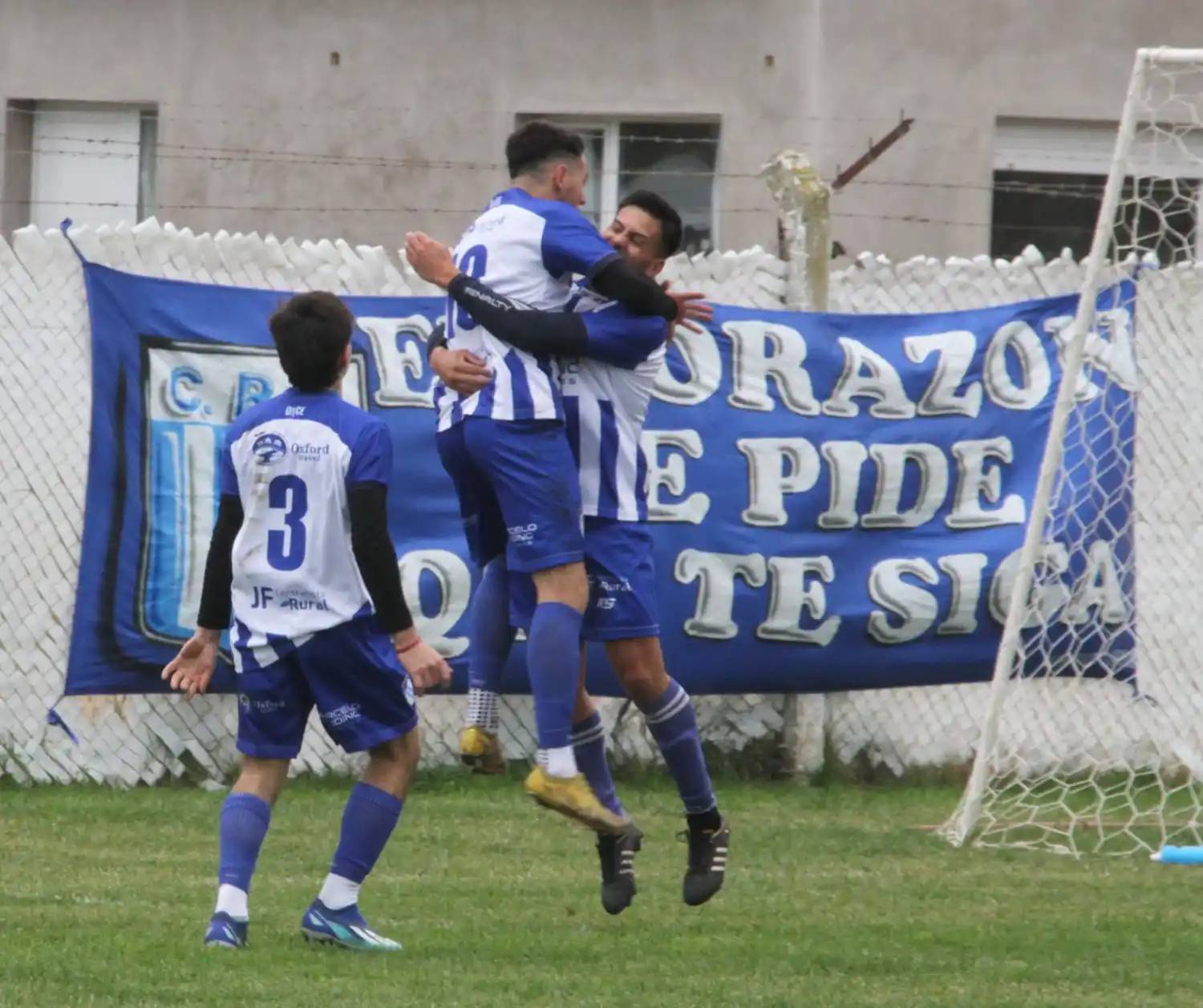 Once goleó a Claromecó y achicó distancia