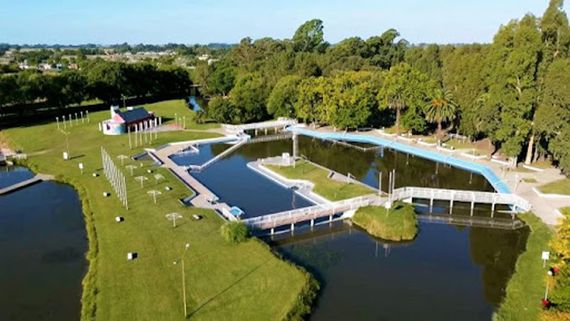 A menos de cincuenta minutos de Tandil, el balneario público que convoca a miles de personas