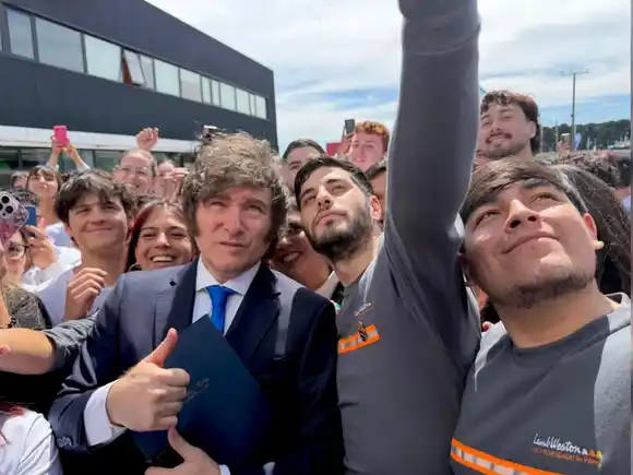 Milei en campaña: Hizo una caravana por el centro de Mendoza y pidió no volver al comunismo