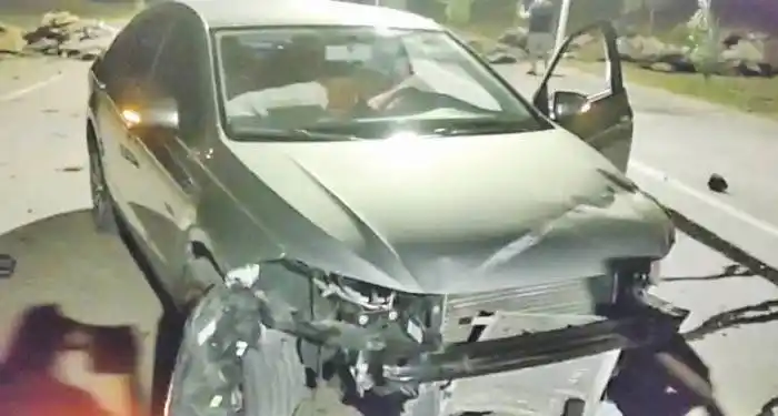 Alcoholizado y a alta velocidad, conducía el hombre  que chocó la señalización en Avenida Frondizi