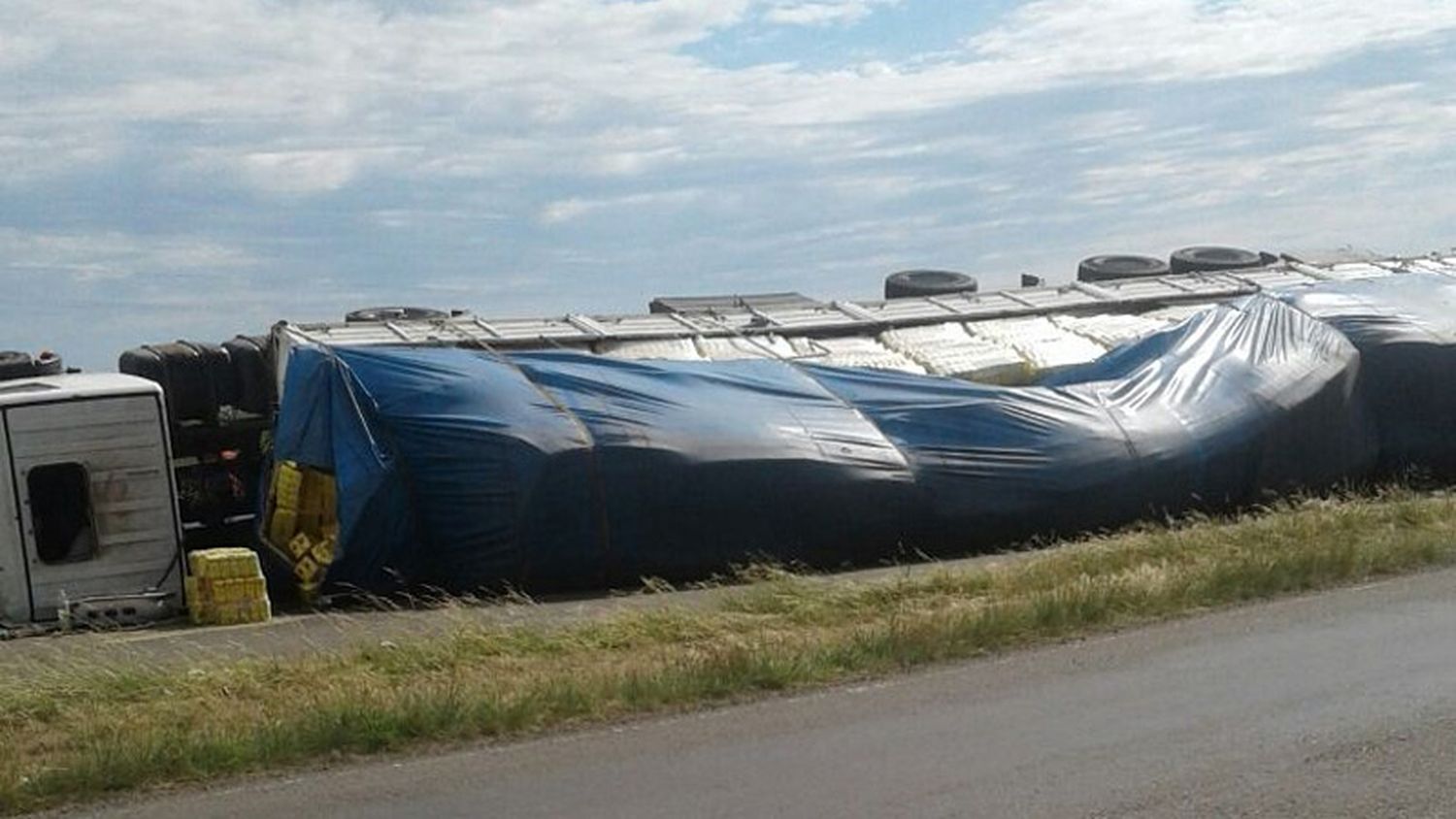 Camión cargado con yerba volcó en el cruce de las Rutas 32 y 127