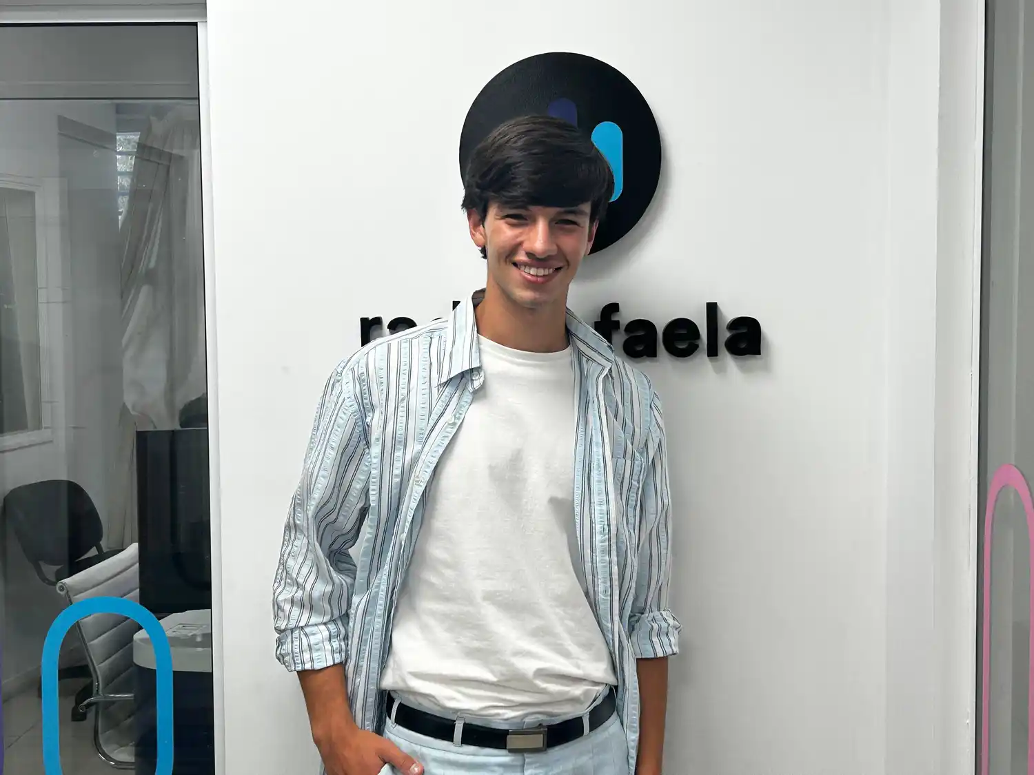 “Quiero ser fachero, mamá”: la historia de Benjamín Luque Cuenca, el joven modelo que está de visita en Rafaela