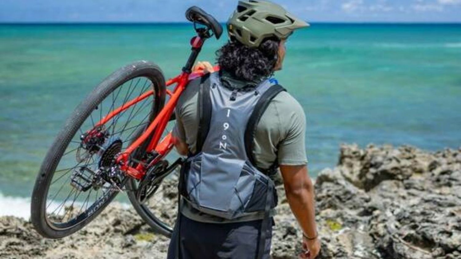 Prendas del futuro: la mochila que es un aire acondicionado portátil