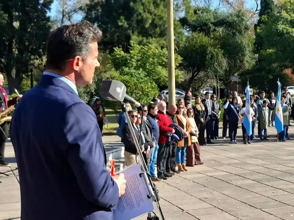 Acto patrio en plaza Rawson.