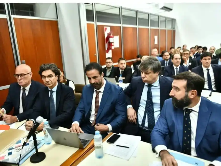 El principal imputado L.Luque, declara nuevamente hoy, rodeado de sus abogados.