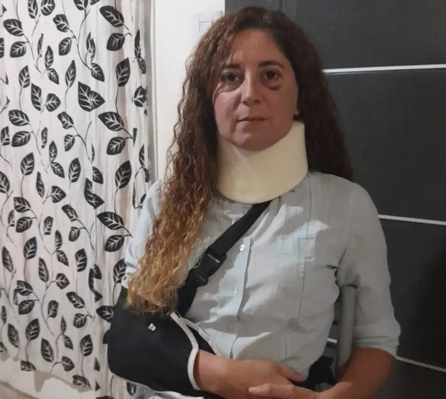 La directora fue brutalmente golpeada por el delincuente tras intentar evitar el robo.