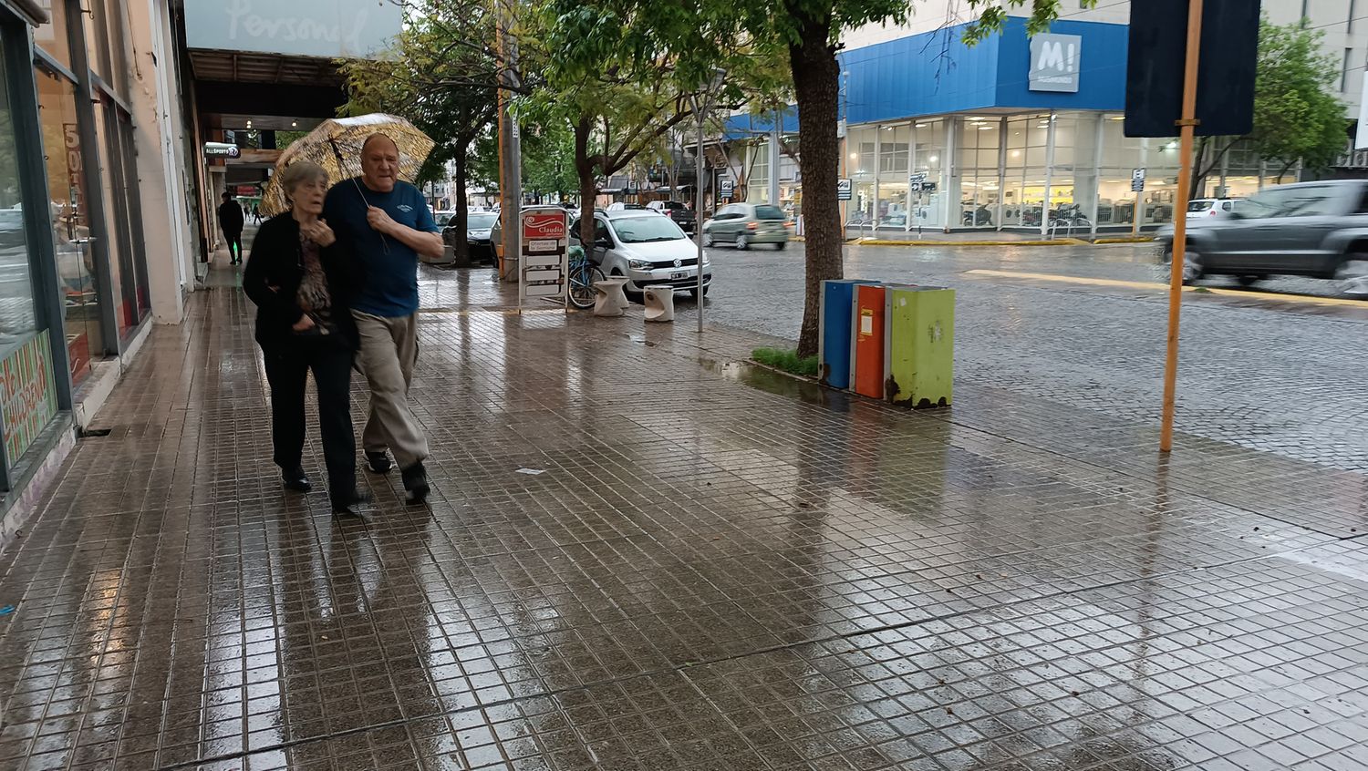 Los paraguas volvieron a verse en la ciudad