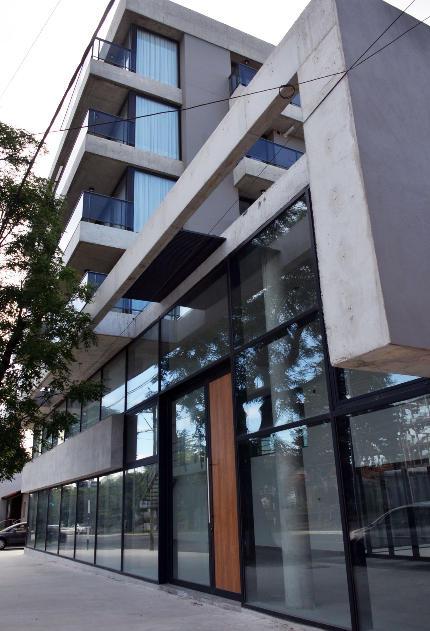 Piel de hormigón para el flamante edificio de Avellaneda y Roca