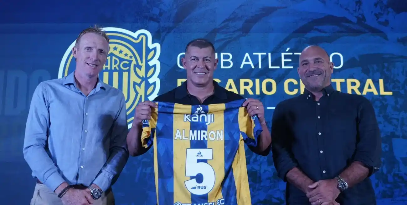 Tras la sorpresiva salida de Holan, el ex DT de Boca inició su ciclo en Rosario.