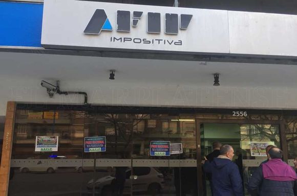 La recaudación tributaria subió 52,1% en junio y volvió a quedar detrás de la inflación