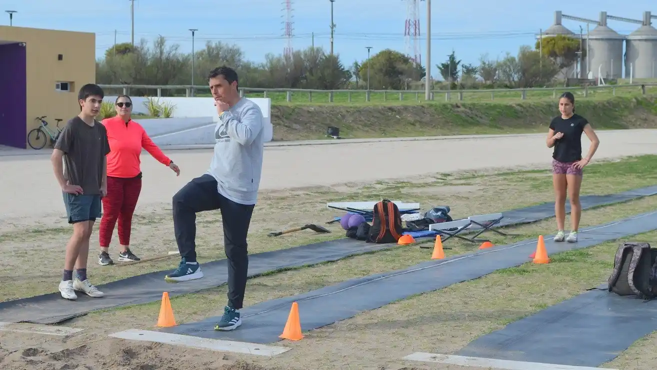 Federico Acha encabezó un entrenamiento en la Escuela Municipal