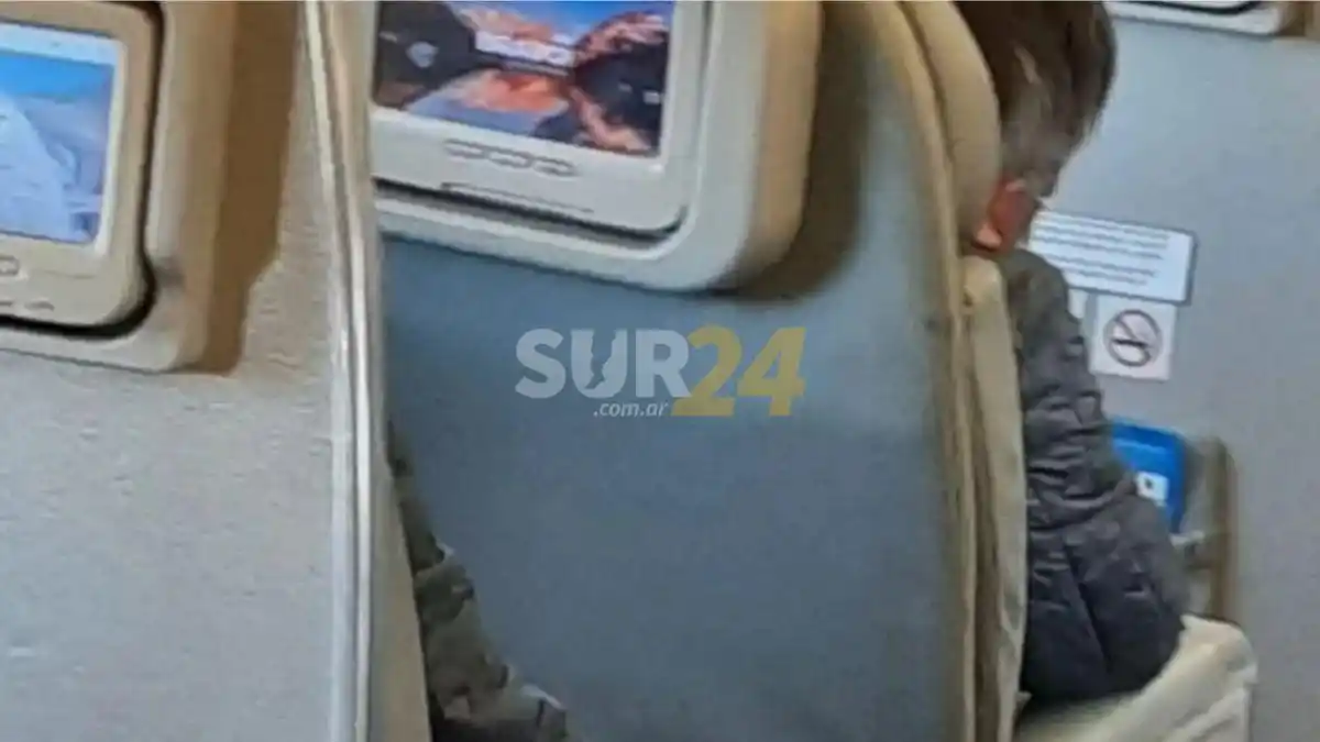 Carlos Zannini fue escrachado a bordo de un vuelo hacia El Calafate