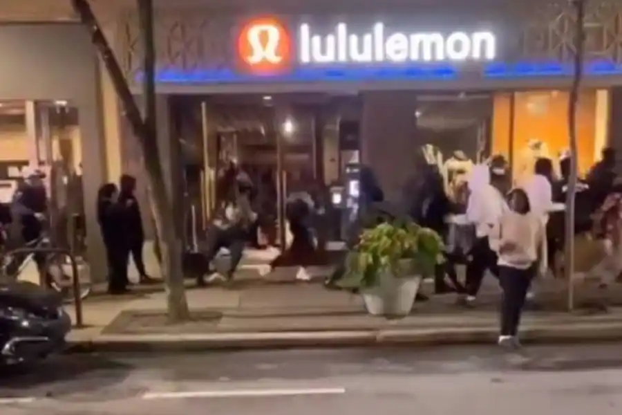 Masivos saqueos en Estados Unidos: enmascarados asaltaron comercios y se enfrentaron a la Policía