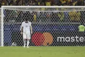 Argentina tuvo el empate, pero los palos le negaron los goles al "Kun" Agüero y Lionel Messi
