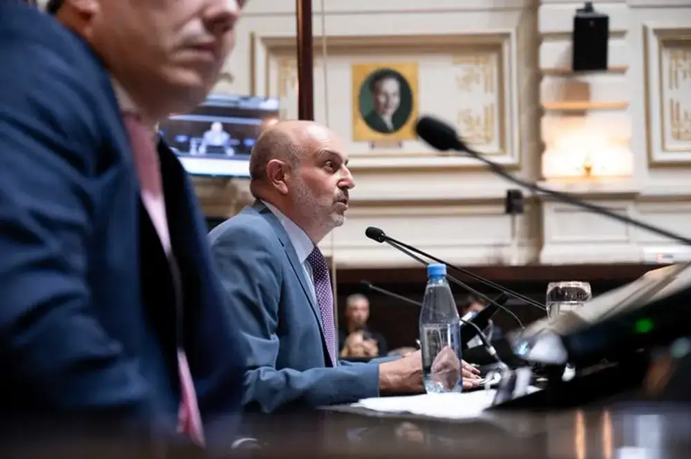 Alexis Guerrera preside la sesión por el endeudamiento.