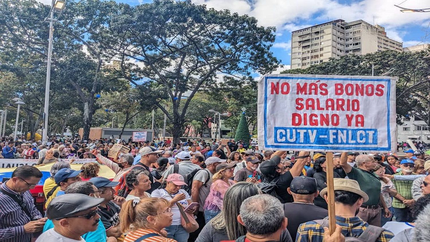 «NO VAMOS A CALARNOS un 2024 con bonos»: trabajadores  salieron a reclamar por un salario digno