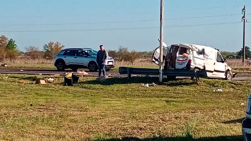 Impresionante choque entre un camión y una camioneta