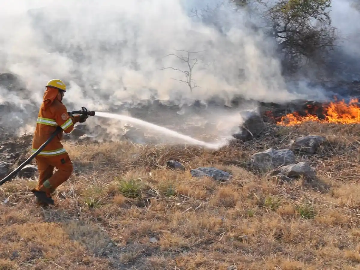 Los bomberos trabajan para combatir tres incendios