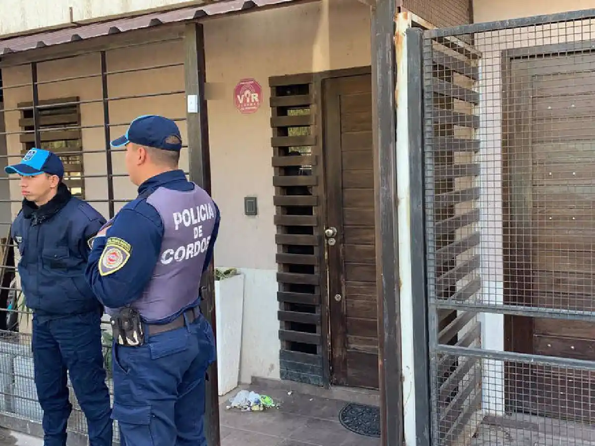 Ladrones vestidos de policías raptaron a una mujer